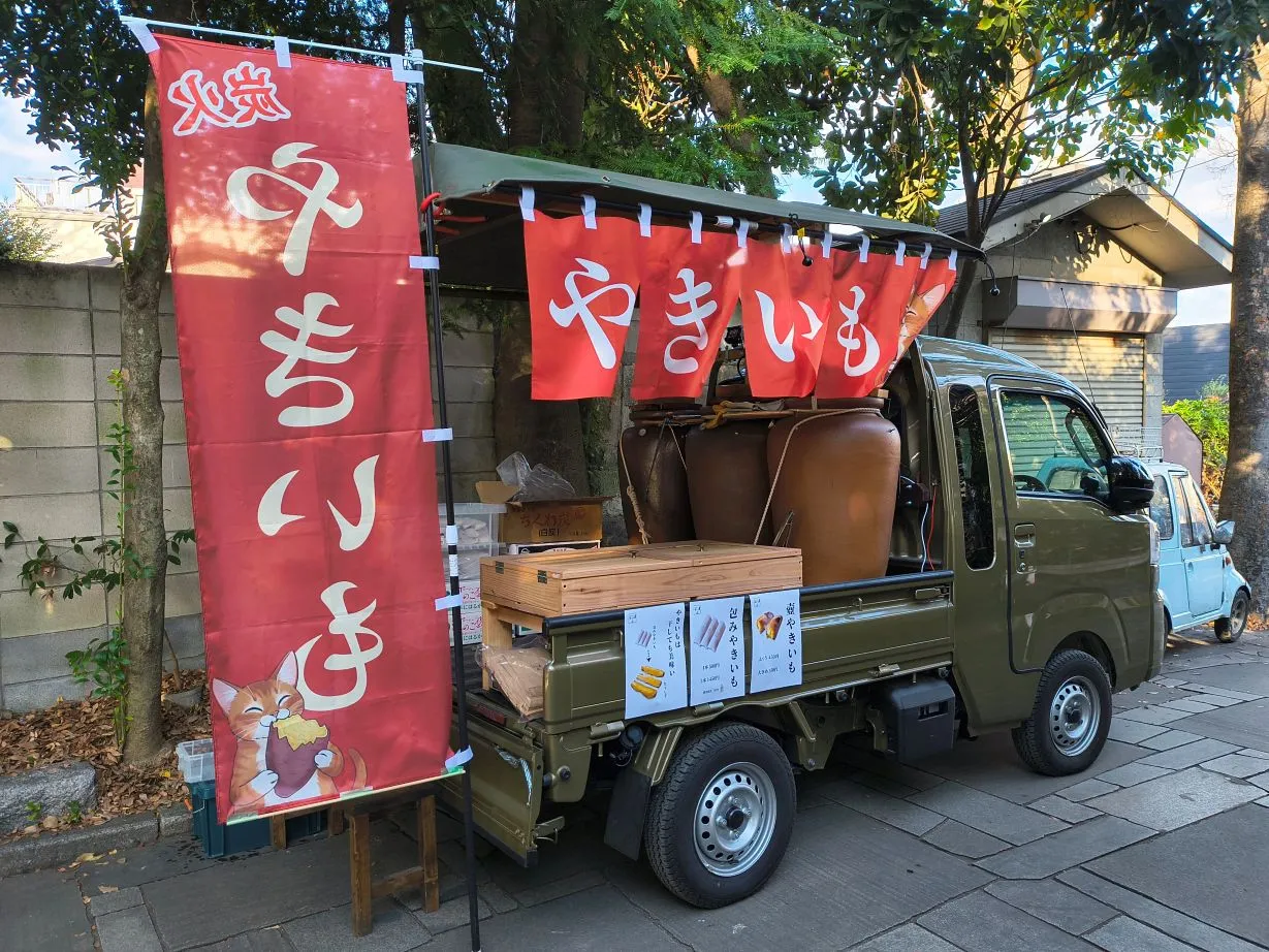 壺を積んだ軽トラックでの移動販売（やきいものぼり付き）