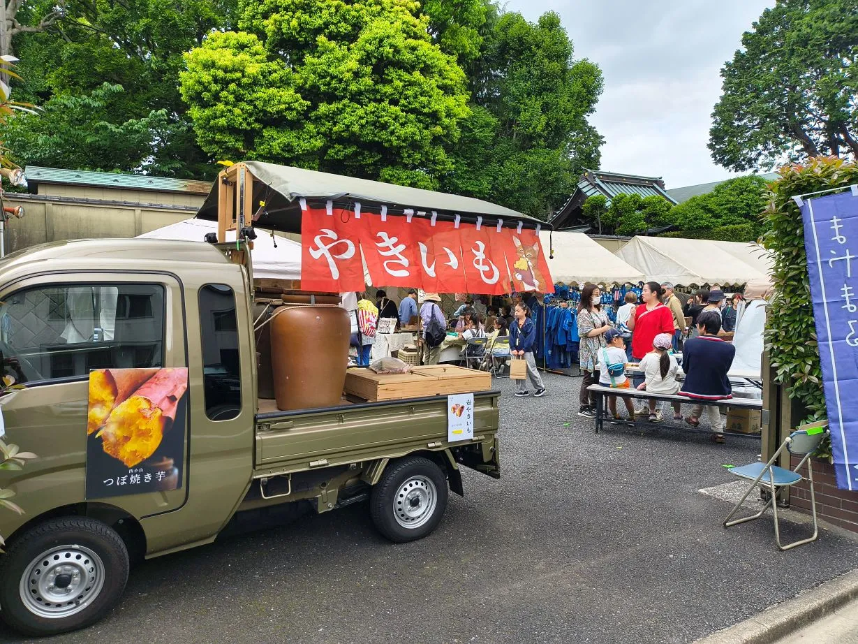 マルシェ会場で賑わう壺焼き芋の出店
