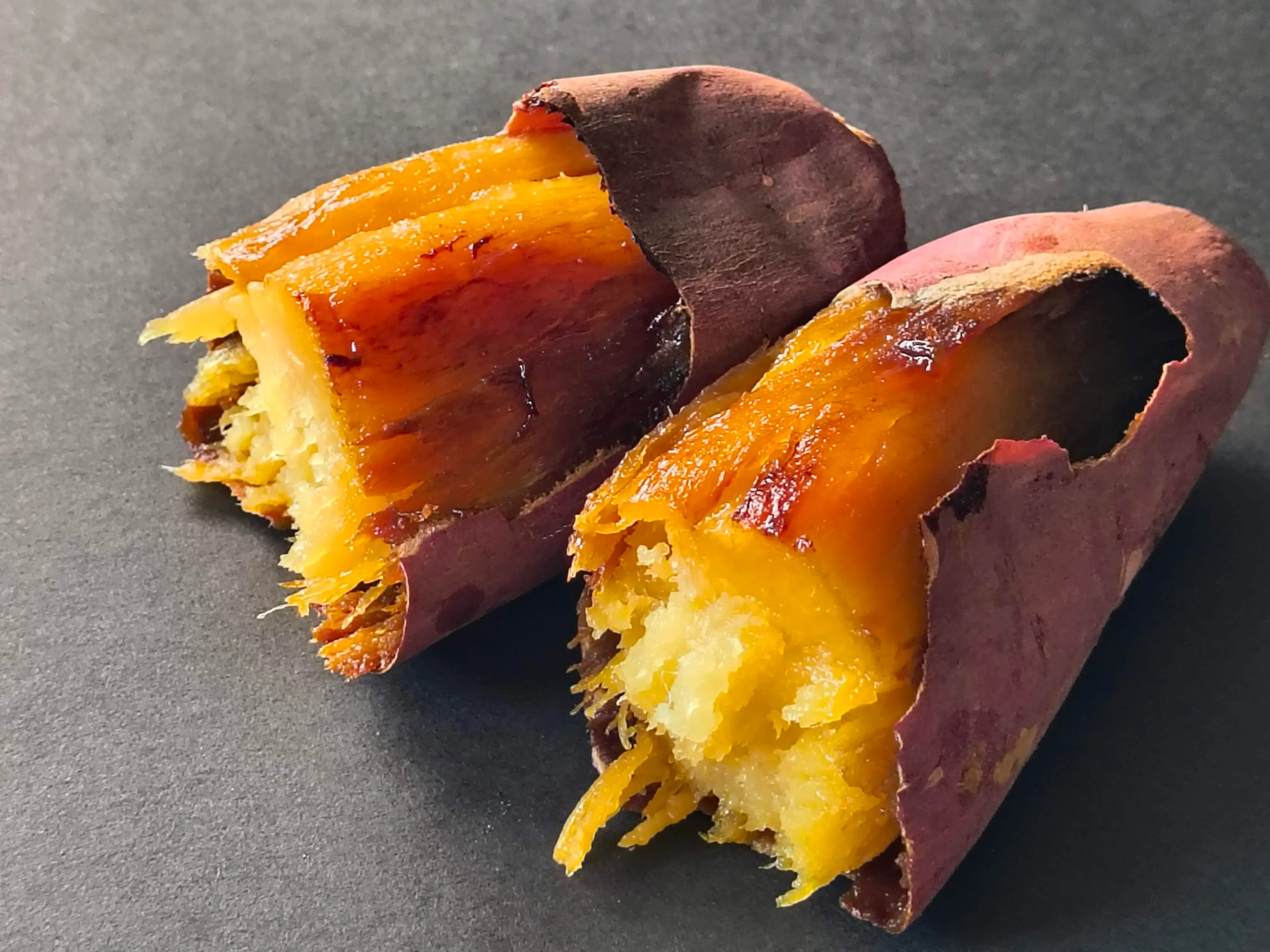 蜜がたっぷり詰まった壺焼き芋の断面