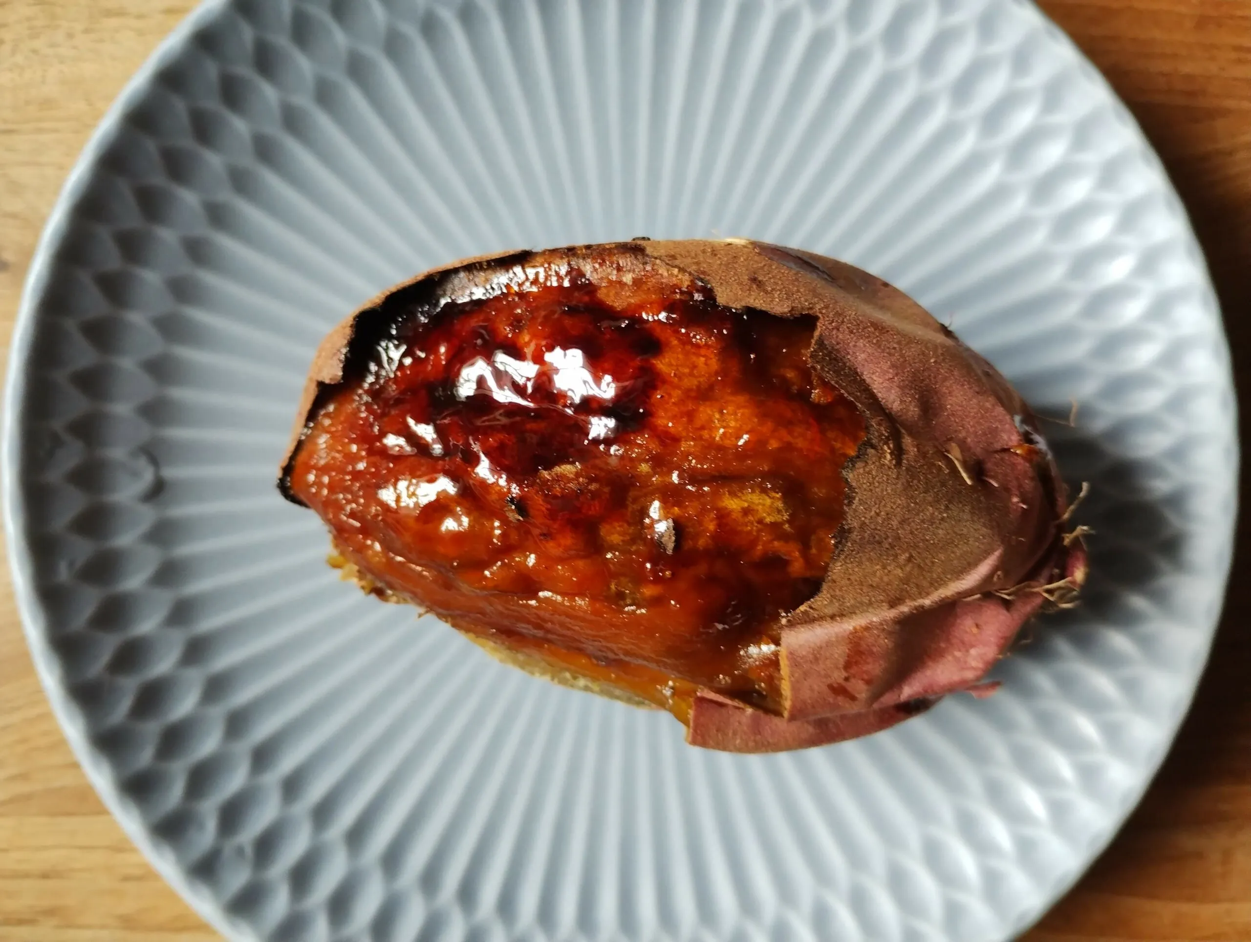 皮までキャラメリゼされた焼き芋