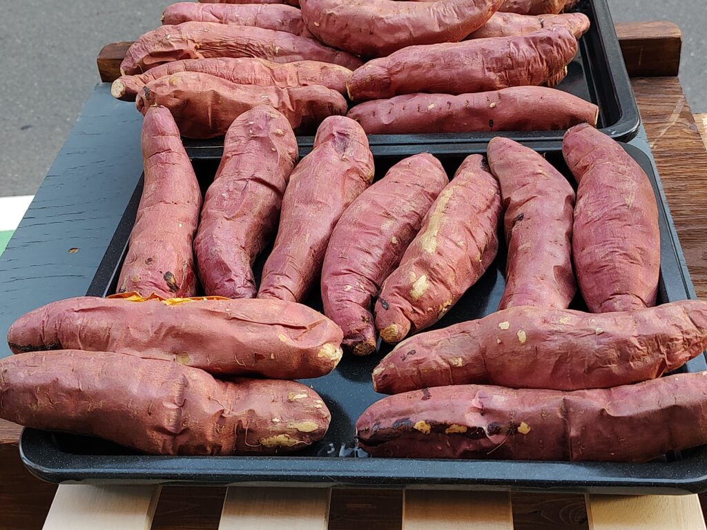 壺に芋を投入する様子